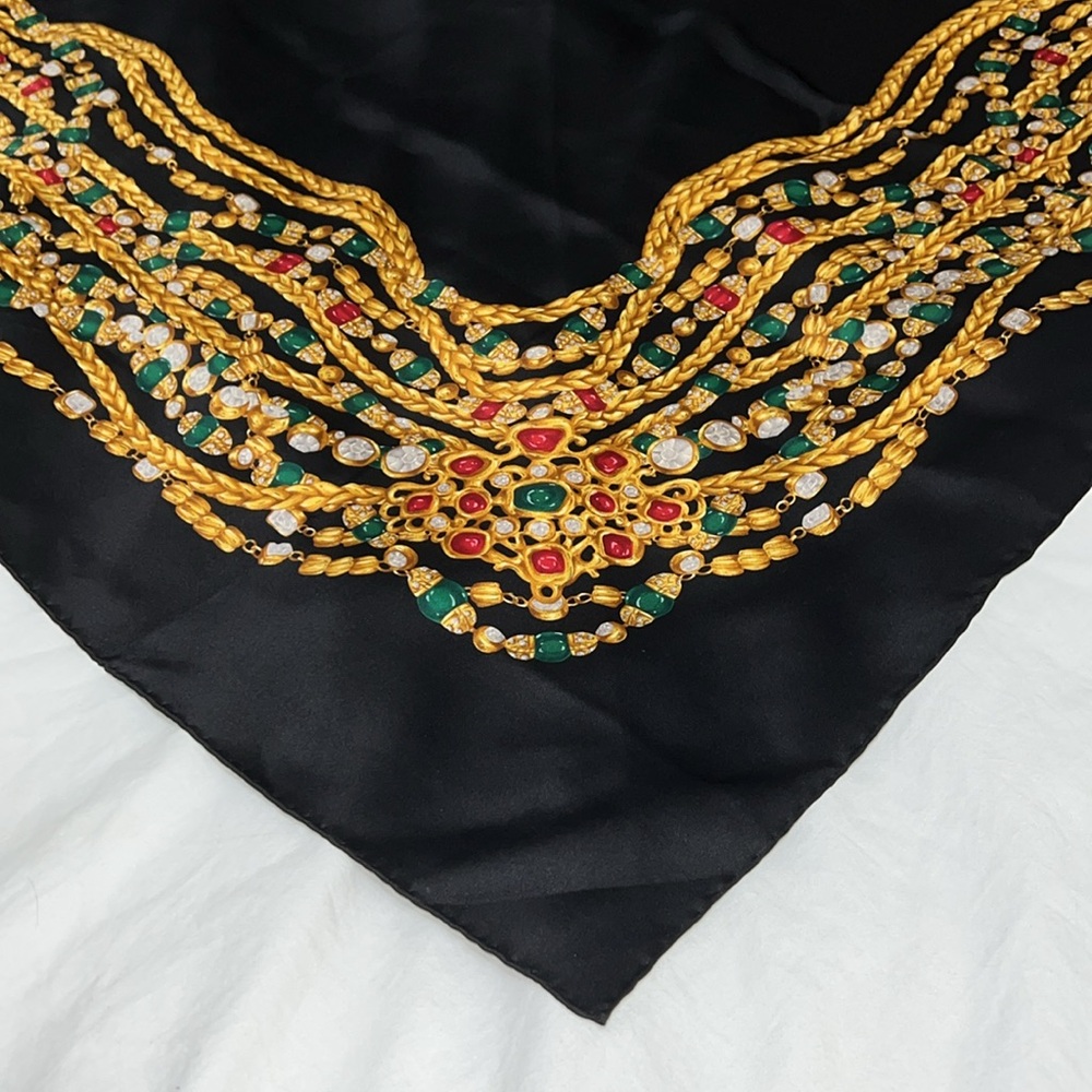 Beautiful Jewel Motif Silk Scart, Chanel. - Picture 5 of 9